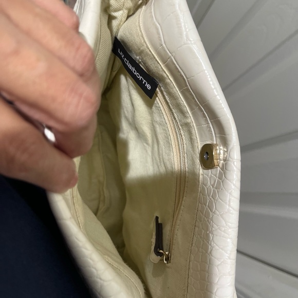 Elegant Cream Designer Handbag Liz Claiborne bag 🔥❤️❤️🔥 - Picture 2 of 3